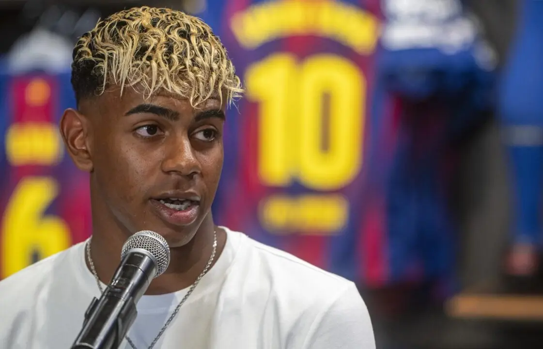  El futbolista Lamine Yamal atiende a los medios de comunicaci&oacute;n tras firmar su contrato con el FC Barcelona.<br>- Lorena Sop&ecirc;na - Europa Press 