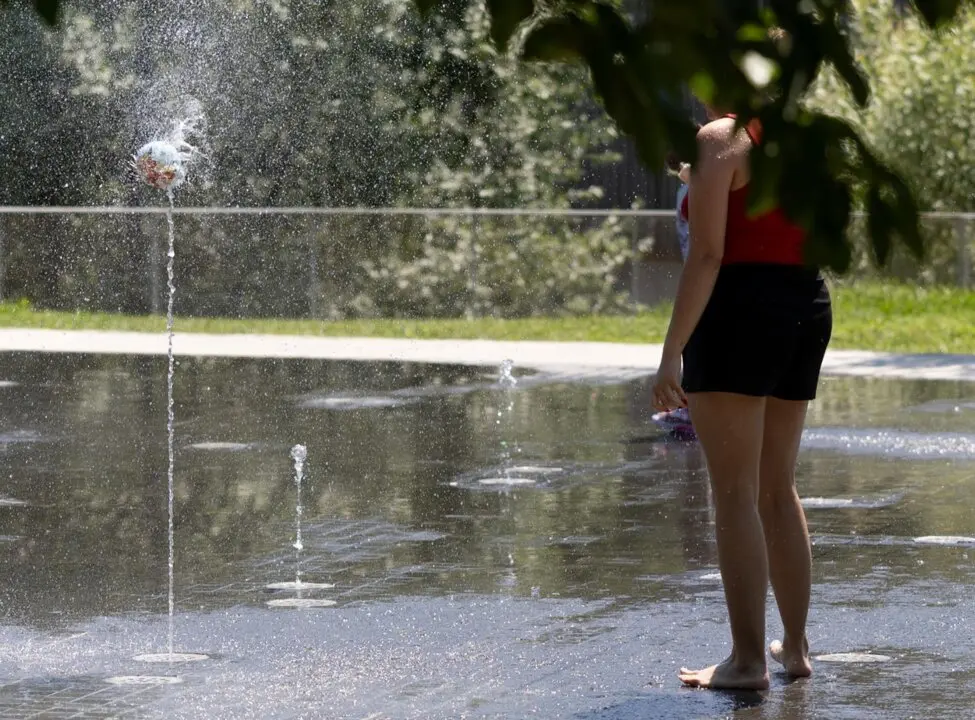  Una persona jugando con agua, a 16 de julio de 2025, en Madrid (Espa&ntilde;a).<br>- Eduardo Parra - Europa Press 