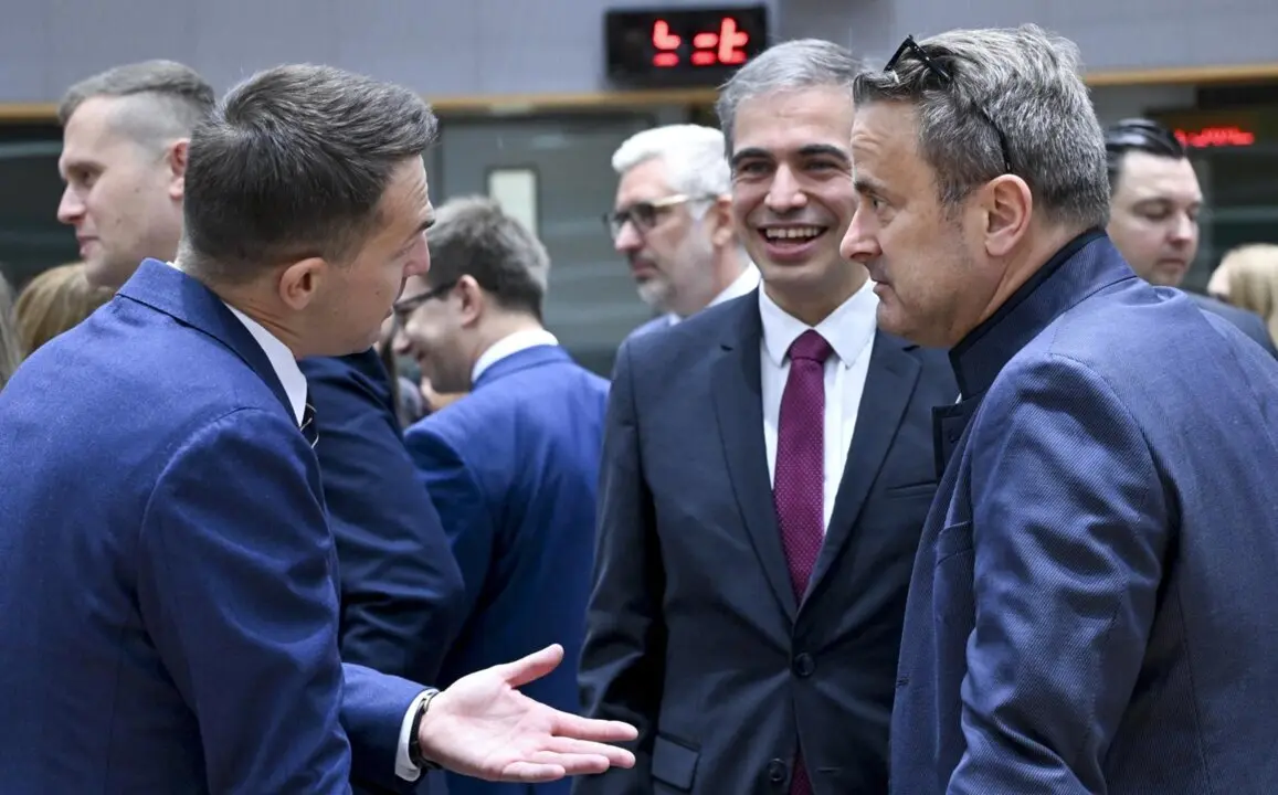  El secretario de Estado para la UE, Fernando Sampedro, conversa con los ministros del ramo de Polonia, Adam Szlapka (I), y de Luxemburgo, Xavier Bettel, al inicio del Consejo de Asuntos Generales de la UE en Bruselas.<br>- SIERAKOWSKI FREDERIC /CONSEJO DE LA UE 