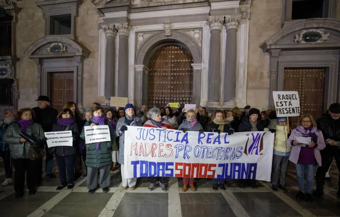  Archivo - Un grupo de personas participan en la concentraci&oacute;n a favor de Juana Rivas, en una imagen de archivo<br>- &Aacute;lex C&aacute;mara - Europa Press - Archivo 