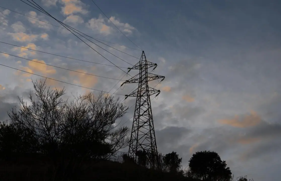  Archivo - Tendido el&eacute;ctrico, a 31 de diciembre de 2022, en Barcelona<br>- David Zorrakino - Europa Press - Archivo 