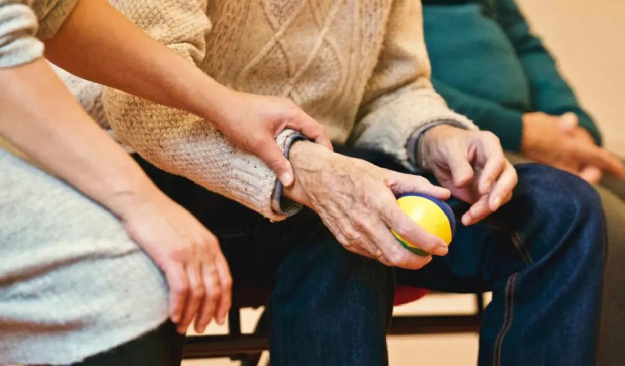  Una cuidadora atiende a una persona dependiente. 