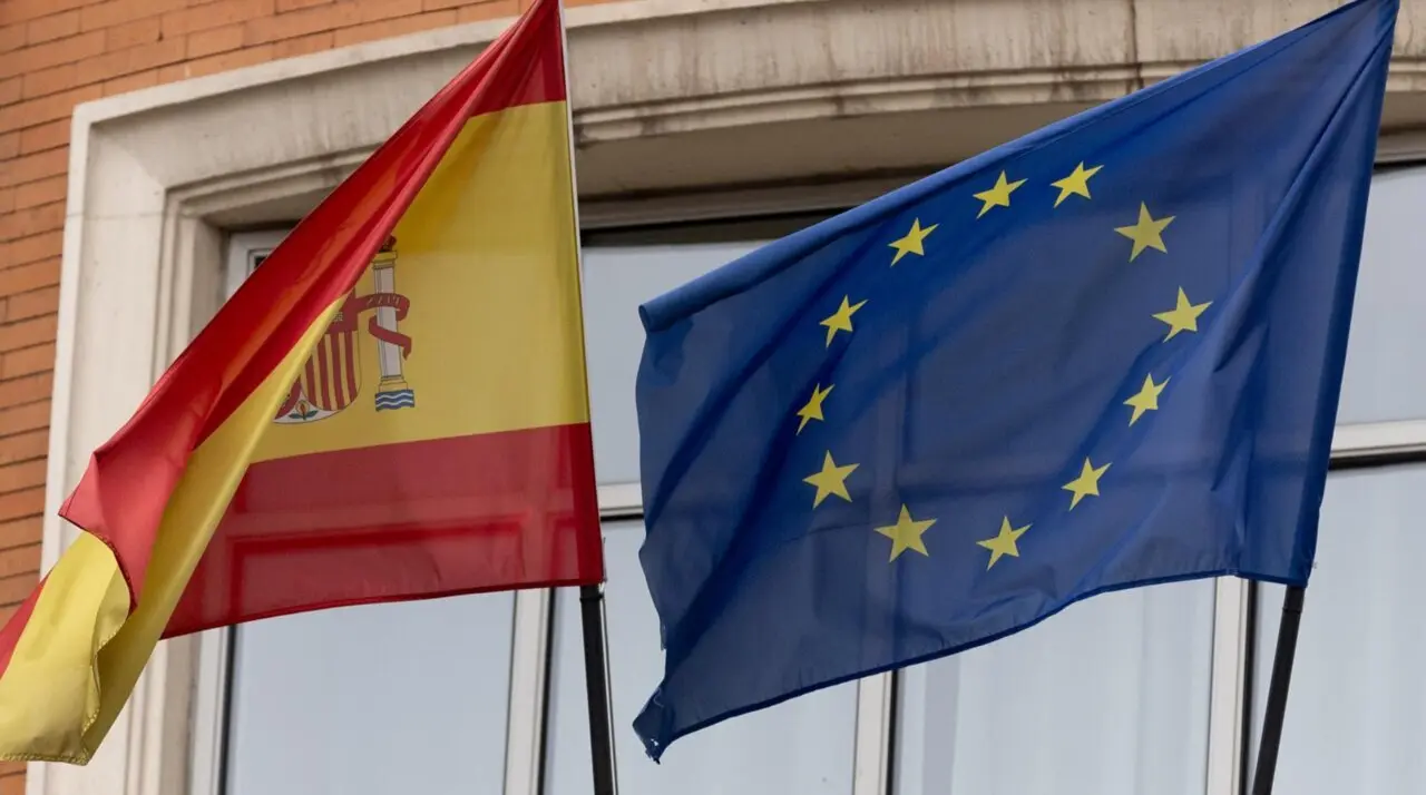  Archivo - Una bandera de la Uni&oacute;n Europea junto a una bandera de Espa&ntilde;a, a 3 de enero de 2024, en Madrid (Espa&ntilde;a). - Eduardo Parra - Europa Press - Archivo 
