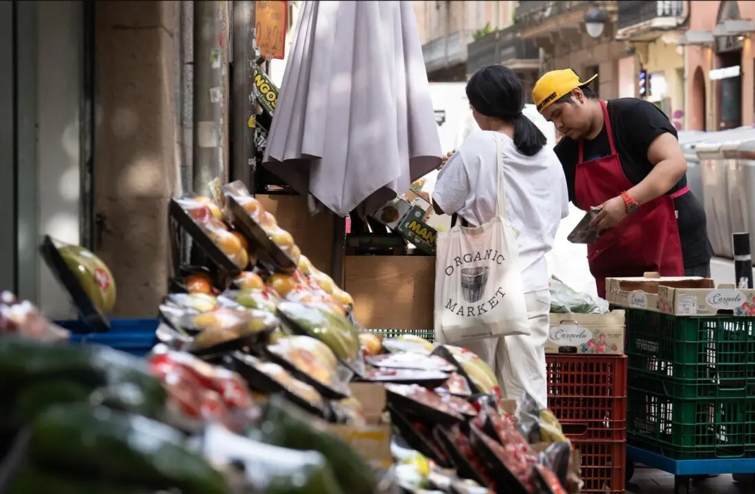  Archivo - Trabajador en una fruter&iacute;a<br>- David Zorrakino - Europa Press - Archivo 