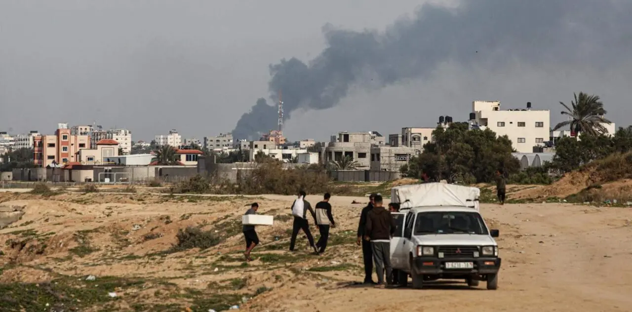  Residentes y voluntarios palestinos reciben a los desplazados que huyeron de la ciudad de Gaza como consecuencia de los continuos bombardeos israel&iacute;es y la falta de alimentos y nutrici&oacute;n - Europa Press/Contacto/Naaman Omar 