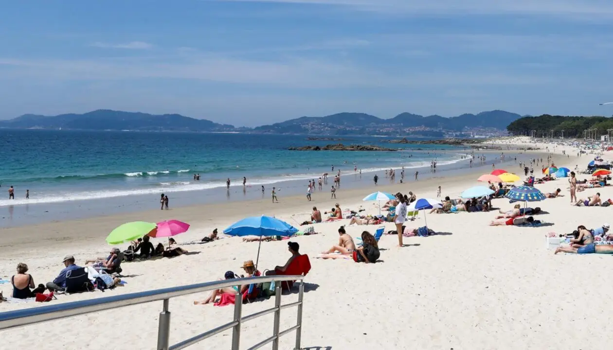  Archivo - Varias personas se ba&ntilde;an y toman el sol en la playa de Samil, en Vigo, Pontevedra, Galicia (Espa&ntilde;a).<br>- Marta V&aacute;zquez Rodr&iacute;guez - Europa Press - Archivo 