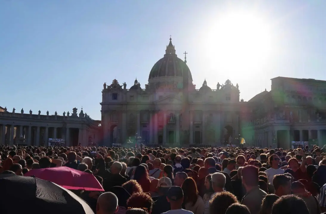  Archivo - Miles de personas ante la plaza de San Pedro, el d&iacute;a de la fumata blanca.<br>- EUROPA PRESS - Archivo 
