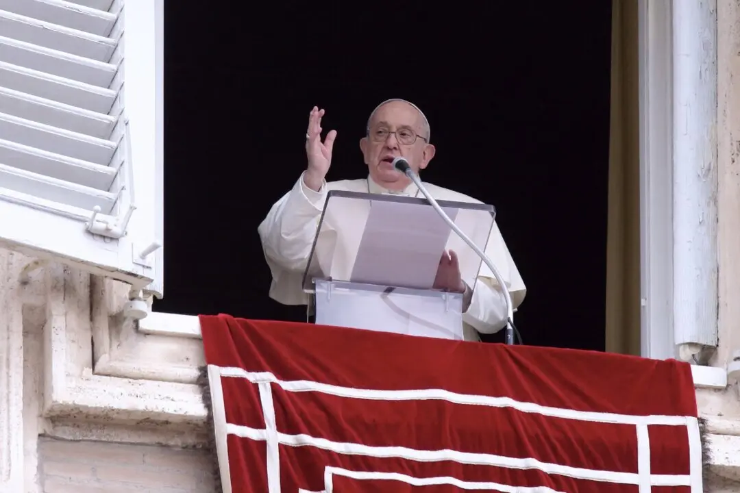  Archivo - 01 April 2024, Vatican: Pope Francis delivers "Regina Caeli" prayer in St. Peter's Square at the Vatican. Photo: Evandro Inetti/ZUMA Press Wire/dpa<br>- Evandro Inetti/ZUMA Press Wire/d / DPA - Archivo 
