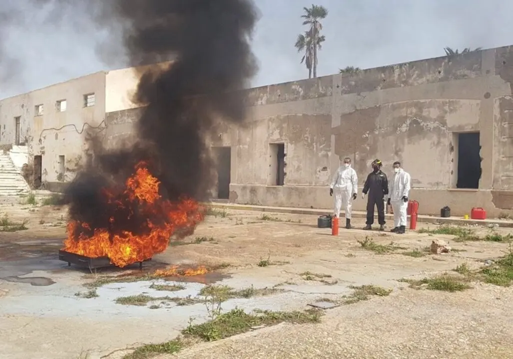  Bomberos de Melilla haciendo uno de sus pr&aacute;cticas con fuego real.<br>- CONSEJER&Iacute;A DE SEGURIDAD CIUDADANA | EP 