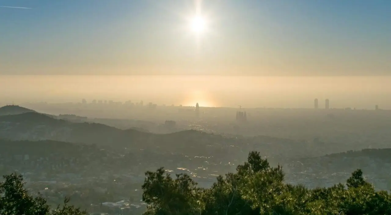  Archivo - Bruma de contaminaci&oacute;n sobre Barcelona. - ALFONS PUERTAS - Archivo 