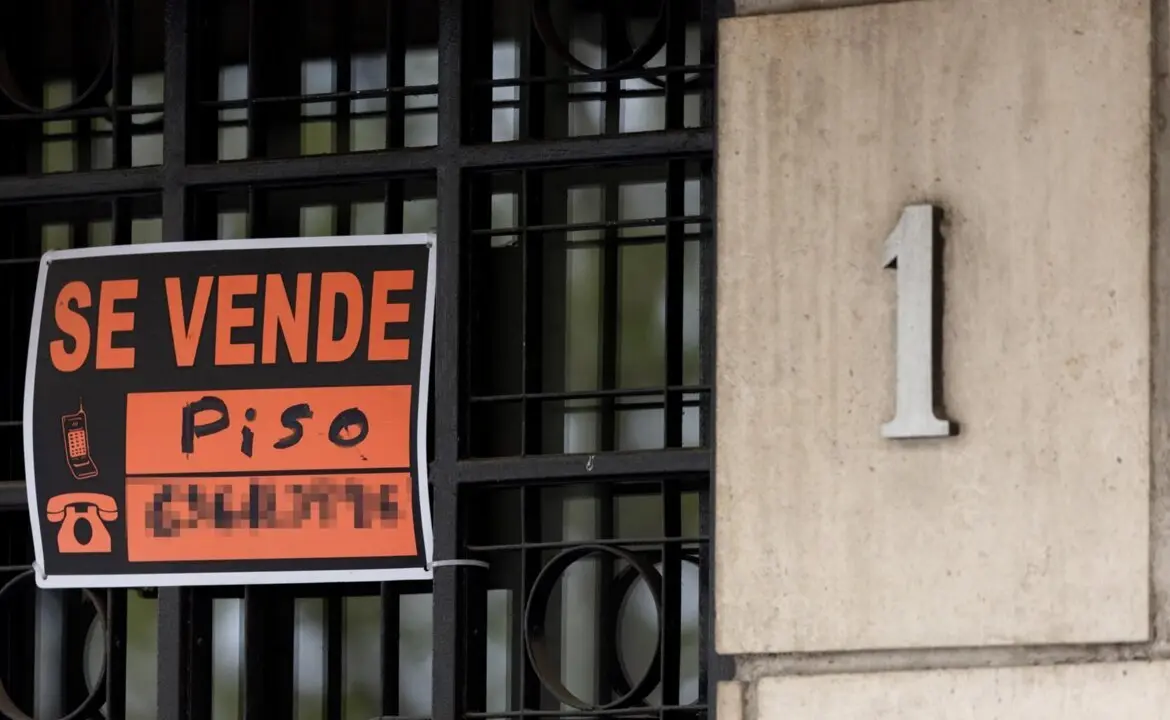  Archivo - Vista de un cartel de 'Se vende' en un portal de un edificio, a 8 de abril de 2024, en Madrid (Espa&ntilde;a).<br>- Eduardo Parra - Europa Press - Archivo 
