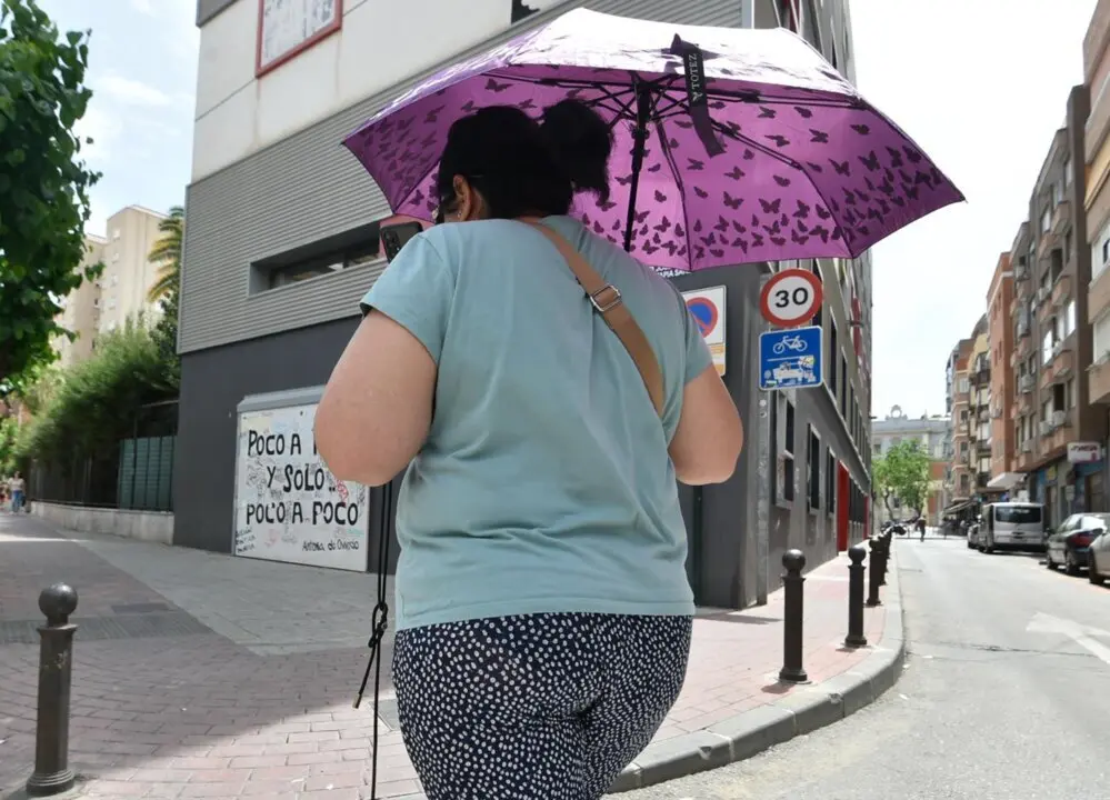  Archivo - Una mujer pasea por la calle con un paraguas para protegerse del sol, a 27 de abril de 2023, en Murcia, Regi&oacute;n de Murcia (Espa&ntilde;a).<br>- DIMA - Europa Press - Archivo 