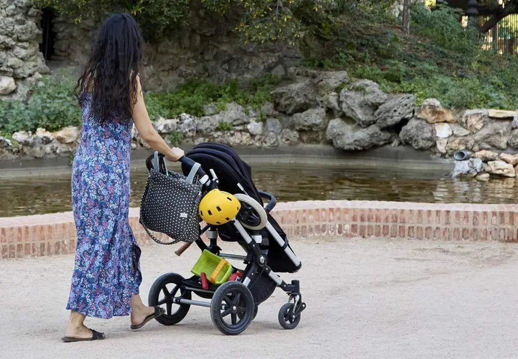  Una mujer pasea con un carrito de beb&eacute; en el parque de El Retiro. - Jes&uacute;s Hell&iacute;n - Europa Press 