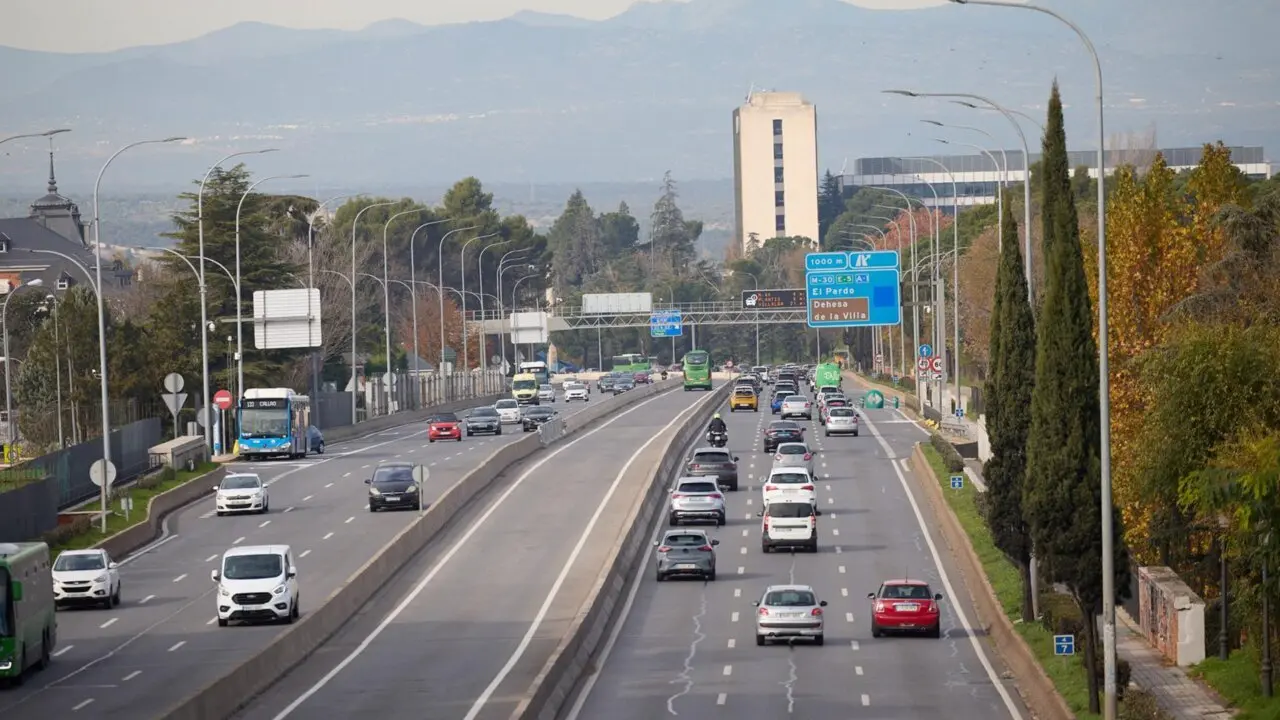  Archivo - Varios veh&iacute;culos a su paso por la A-6, a 5 de diciembre de 2024, en Madrid (Espa&ntilde;a). La Direcci&oacute;n General de Tr&aacute;fico (DGT) prev&eacute; 6,6 millones de desplazamientos durante el puente de la Constituci&oacute;n-Inmaculada, cuyo dispositivo especial de regula<br>- Jes&uacute;s Hell&iacute;n - Europa Press - Archivo 