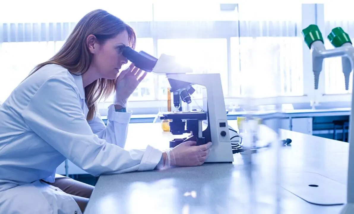 Investigadora en un laboratorio. 