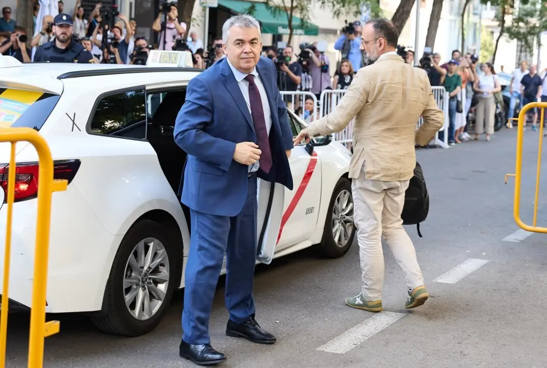  Archivo - El exsecretario de Organizaci&oacute;n del PSOE Santos Cerd&aacute;n a su llegada a declarar en el Tribunal Supremo, a 30 de junio de 2025, en Madrid<br>- JESUS HELLIN - EUROPA PRESS - Archivo 
