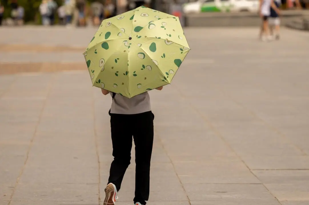  Archivo - Un hombre camina por la calle con paraguas<br>- Eduardo Parra - Europa Press - Archivo 