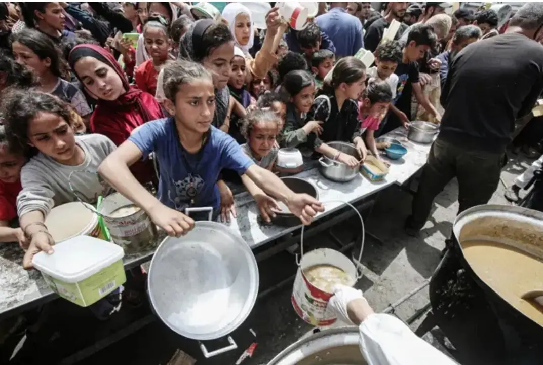  Archivo - Imagen de archivo de un grupo de palestinos esperando para recibir ayuda alimentaria en Gaza.<br>- Europa Press/Contacto/Omar Ashtawy - Archivo 