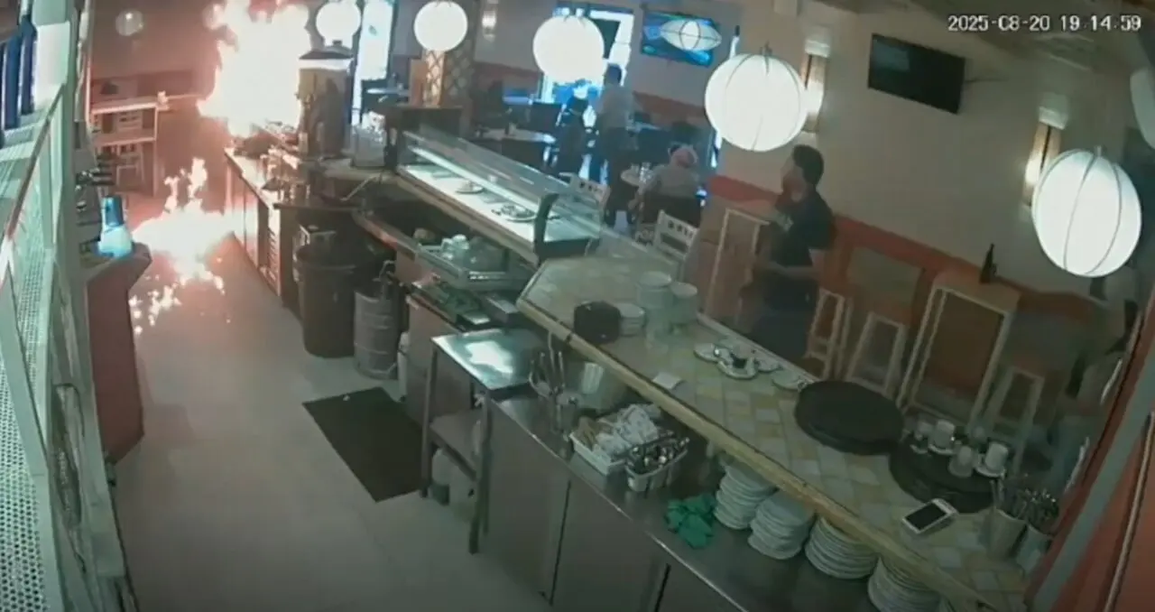  Momento del fuego en el Bar de Los Palacios 