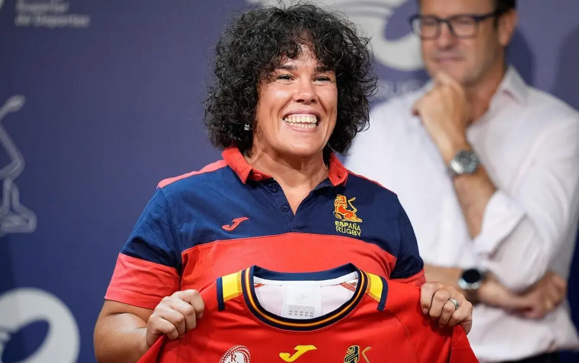  Laura Delgado, capitana de la selecci&oacute;n espa&ntilde;ola de rugby, posando con la camiseta que lucir&aacute; en el Mundial 2025 en Inglaterra EUROPA PRESS 