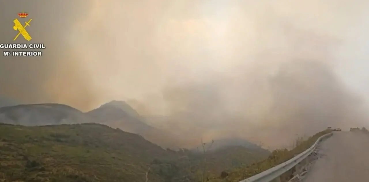  El incendio de Porto a su paso por la localidad de La Ba&ntilde;a.<br>- GUARDIA CIVIL 