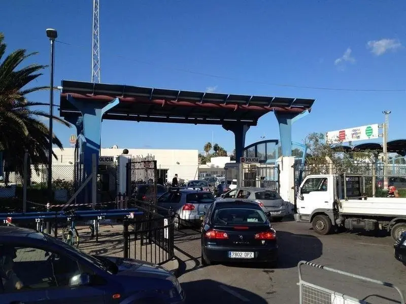  Colas de veh&iacute;culos al cruzar la verja de Gibraltar - EUROPA PRESS - Archivo 