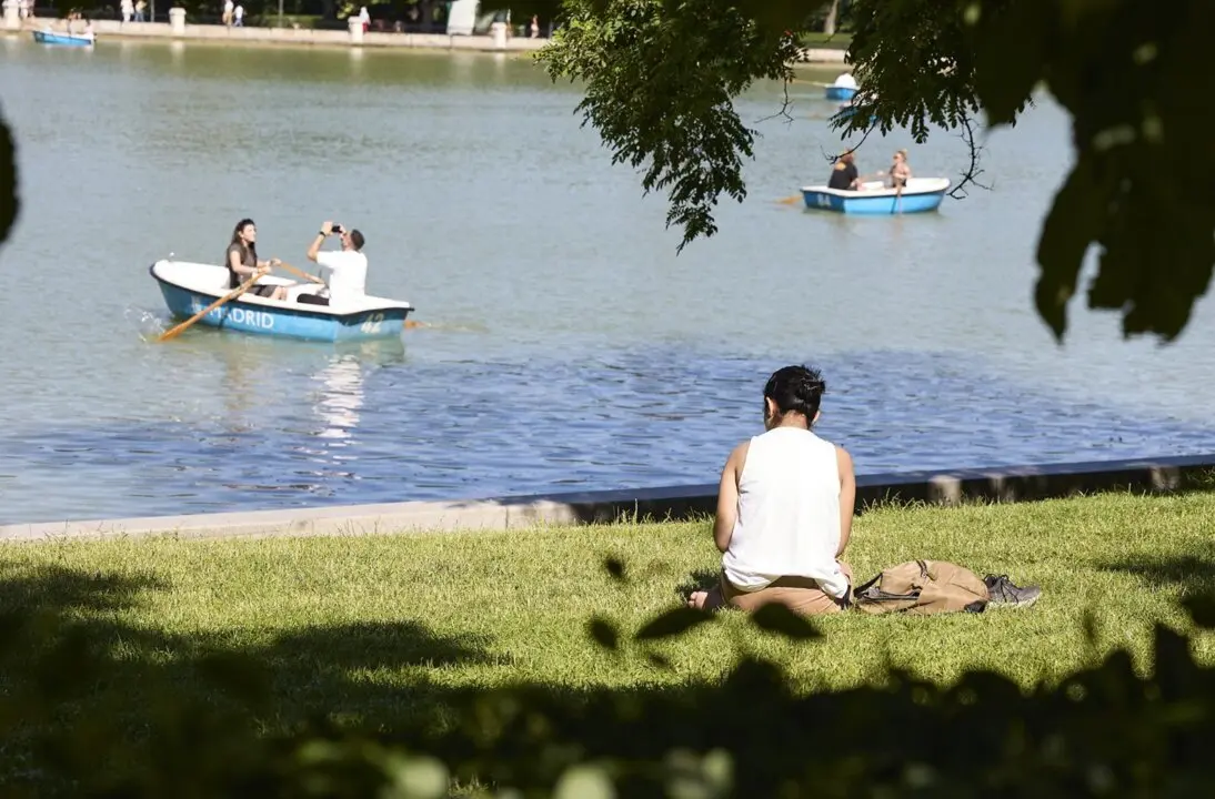  Archivo - Ciudadanos se refrescan en el parque del Retiro, a 27 de mayo de 2025, en Madrid (Espa&ntilde;a).<br>- Jes&uacute;s Hell&iacute;n - Europa Press - Archivo 