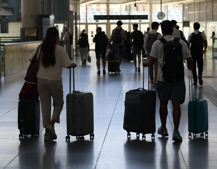  Archivo - Pasajeros durante la primera operaci&oacute;n salida del verano 2025, en la estaci&oacute;n Puerta de Atocha - Almudena Grandes, a 4 de julio de 2025, en Madrid (Espa&ntilde;a). Durante este primer fin de semana de julio, coincidiendo con la primera operaci&oacute;n salida<br>- Marta Fern&aacute;ndez - Europa Press - Archivo 