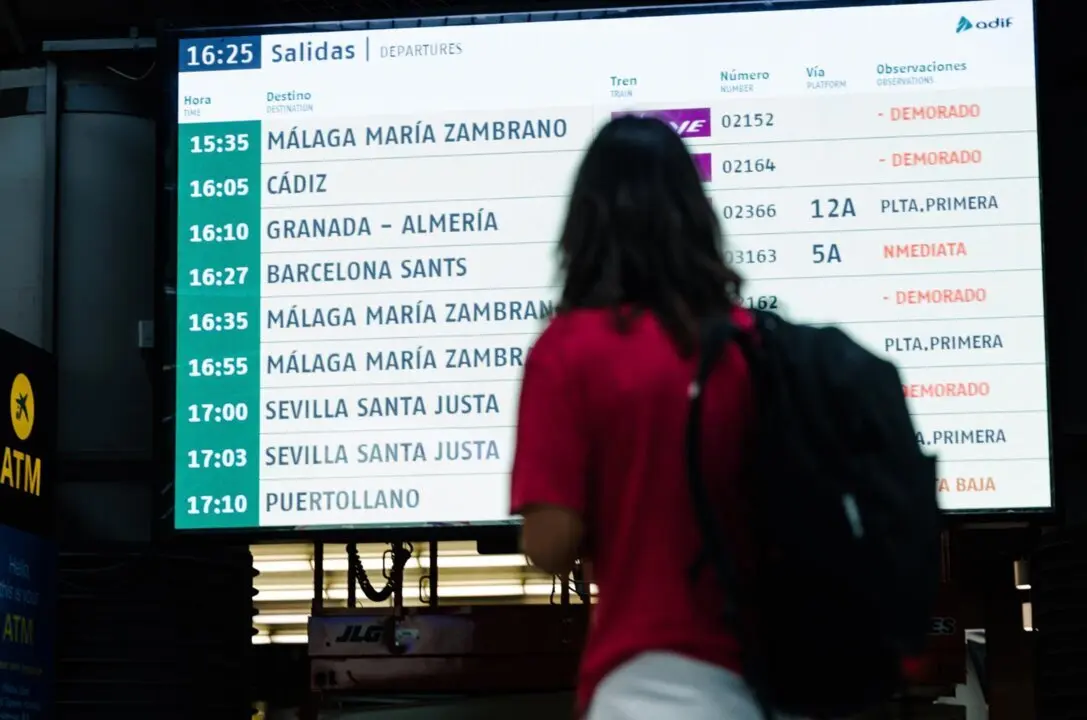  Una persona observa una pantalla informativa en la Estaci&oacute;n de Madrid - Puerta de Atocha - Almudena Grandes, a 30 de agosto de 2025, en Madrid<br>- Carlos Luj&aacute;n - Europa Press 