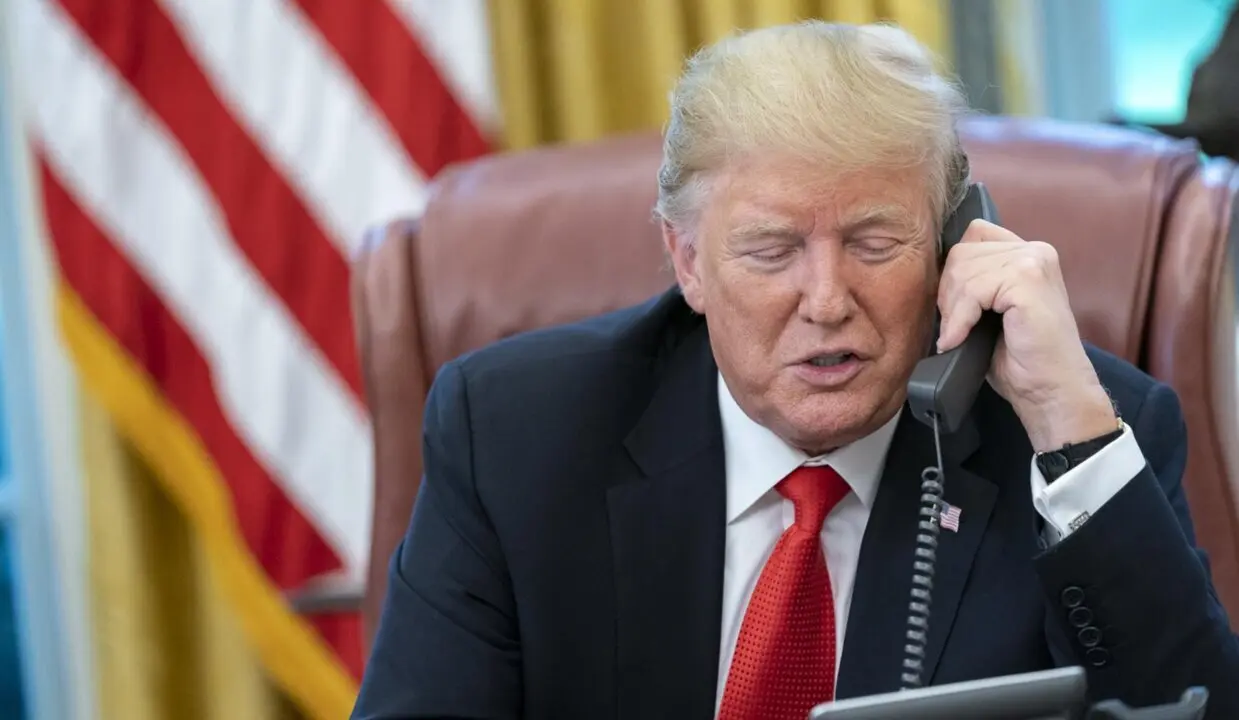  Archivo - HANDOUT - 04 September 2019, US, Washington: US President Donald Trump speaks on phone with Bahamian Prime Minister Hubert Minnis to express his condolences for the loss of life and catastrophic damage in parts of the Bahamas, after Hurricane Do - Shealah Craighead/White House/dp / DPA - Archivo 