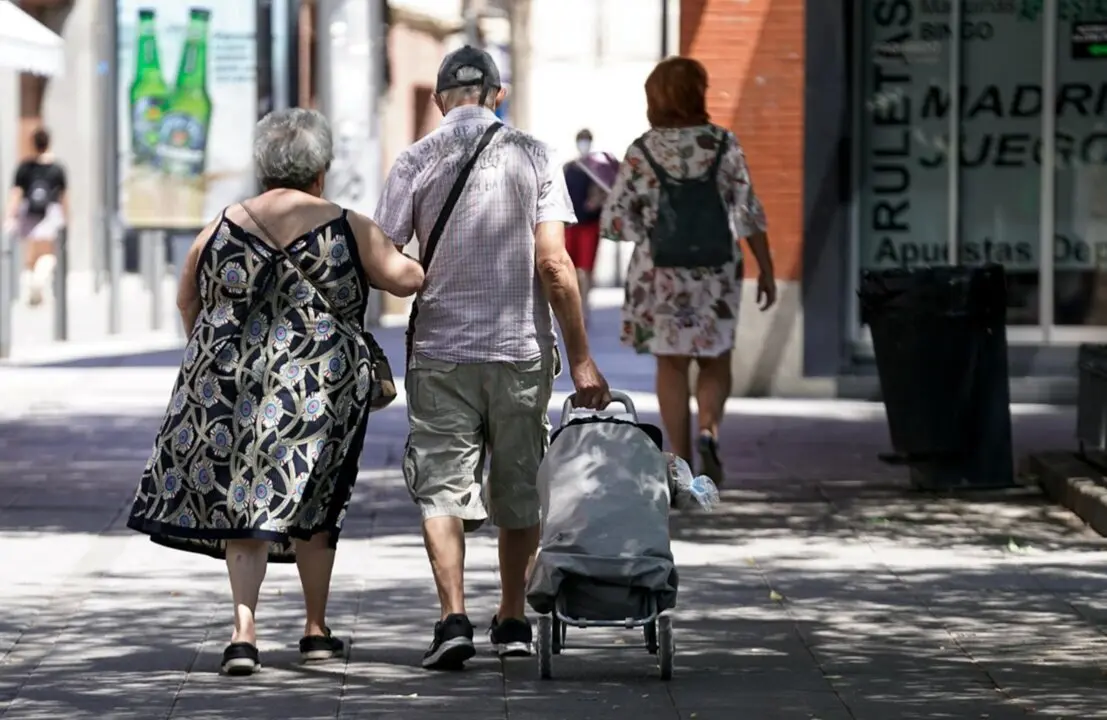  Archivo - Una pareja de ancianos camina por la calle.<br>- A. P&eacute;rez Meca - Europa Press - Archivo 