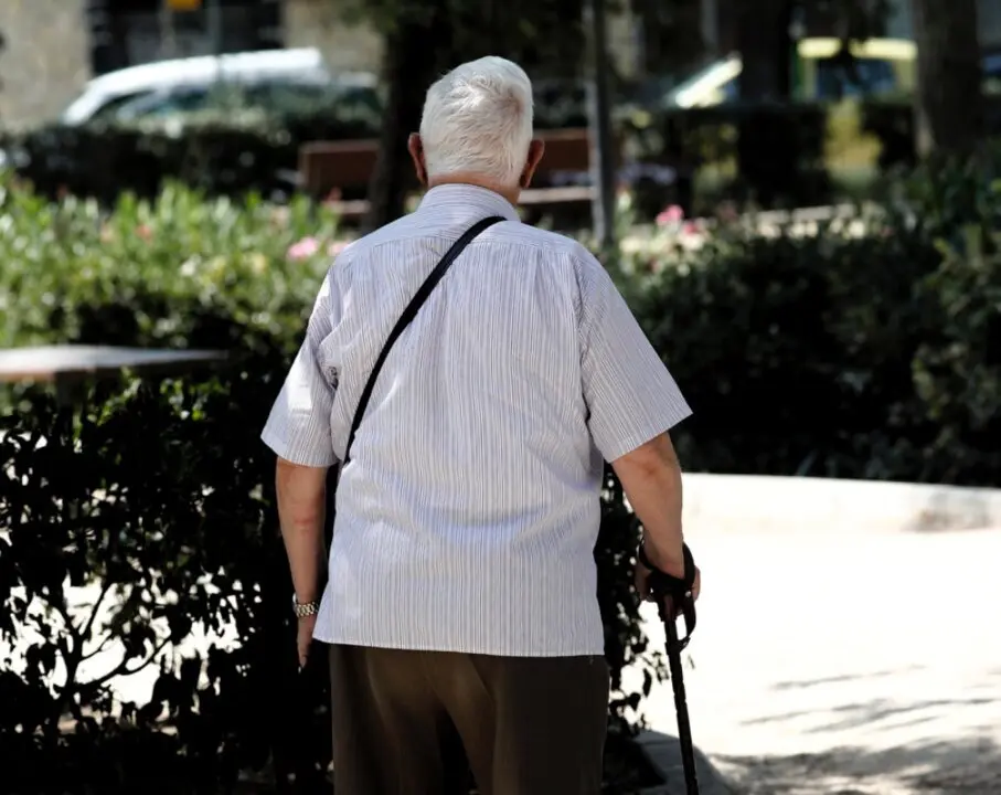  Archivo - Un pensionista paseando por una calle de Madrid<br>- Eduardo Parra - Europa Press - Archivo 
