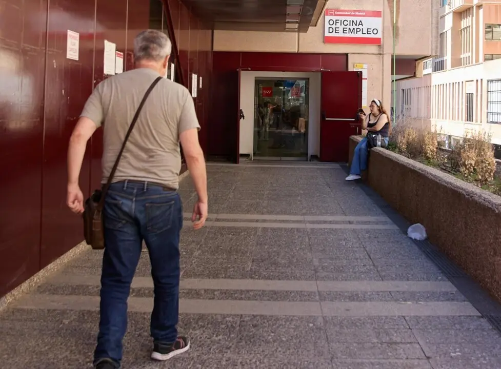 Archivo - Un hombre se dirige a una oficina de empleo<br>- Jes&uacute;s Hell&iacute;n - Europa Press - Archivo 
