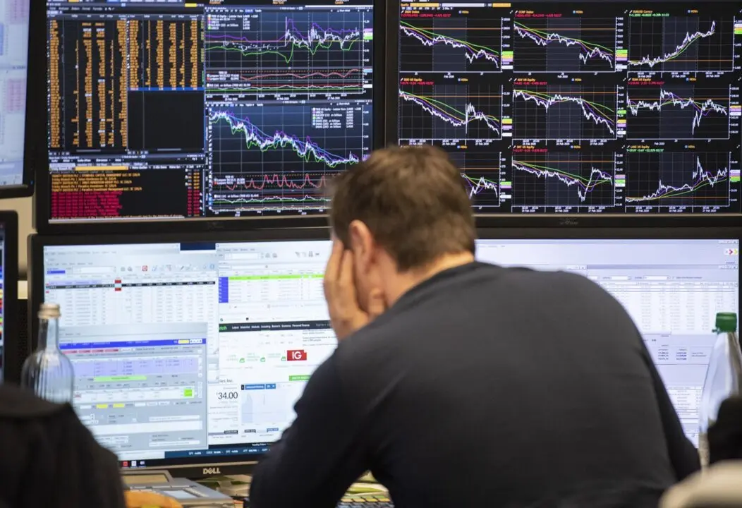  Archivo - 28 February 2020, Hessen, Frankfurt_Main: An exchange trader looks at his monitors at the Frankfurt Stock Exchange.<br>- Boris Roessler/dpa - Archivo 