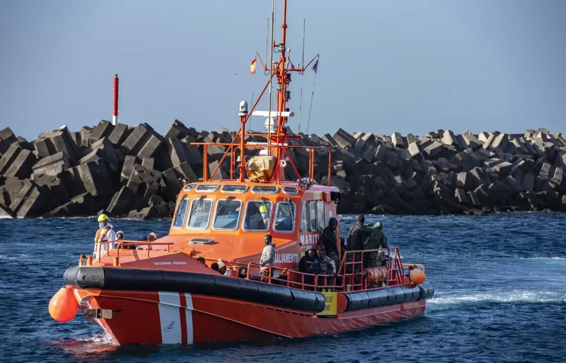  Archivo - Una lancha de Salvamento Mar&iacute;timo tras el rescate de un cayuco a su llegada al Puerto de la Restinga, a 3 de diciembre de 2024, en El Hierro, Santa Cruz de Tenerife, Tenerife, Canarias (Espa&ntilde;a).<br>- Antonio Sempere - Europa Press - Archivo 