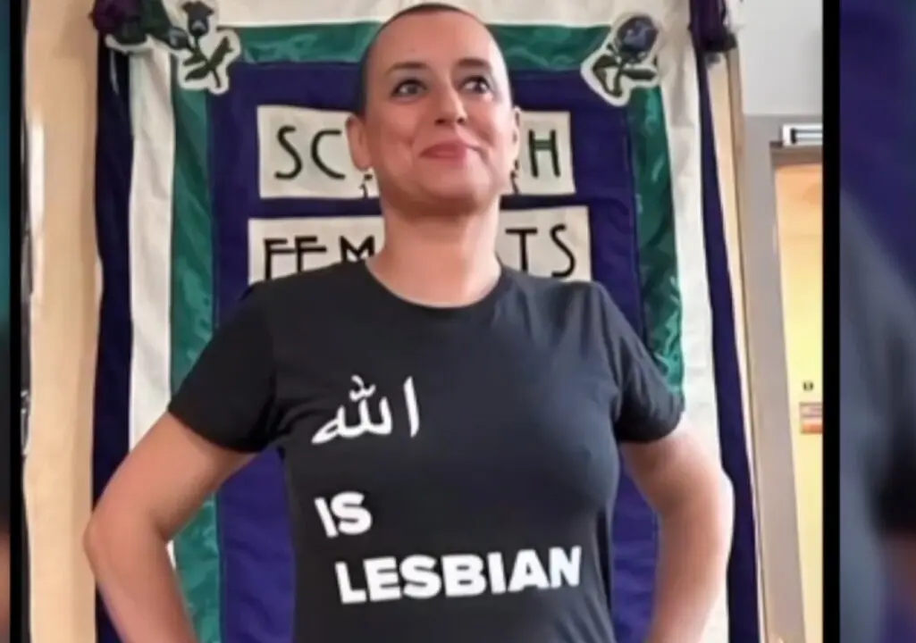  Marruecos juzga a la activista Betty Lachgar por blasfemia tras llevar una camiseta con el eslogan "Al&aacute; es lesbiana" 