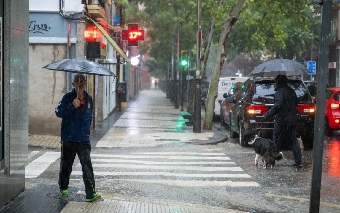  Archivo - Varias personas caminan bajo la lluvia, a 21 de septiembre de 2024, en Zaragoza, Arag&oacute;n (Espa&ntilde;a).<br>- Marcos Cebri&aacute;n - Europa Press - Archivo 