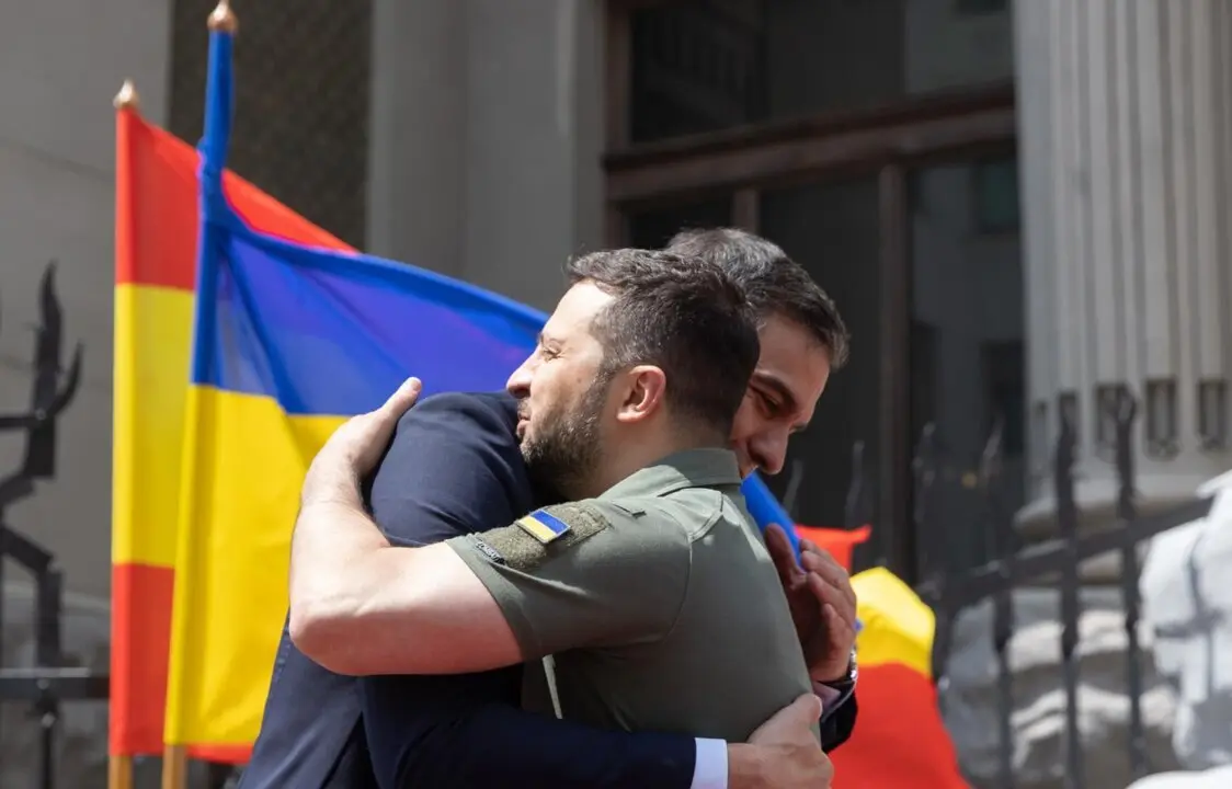  Archivo - El presidente del Gobierno, Pedro S&aacute;nchez, con el presidente de Ucrania, Volodimir Zelenski, en Kiev (Ucrania). - -/Ukrainian Presidency/Dpa - Archivo 