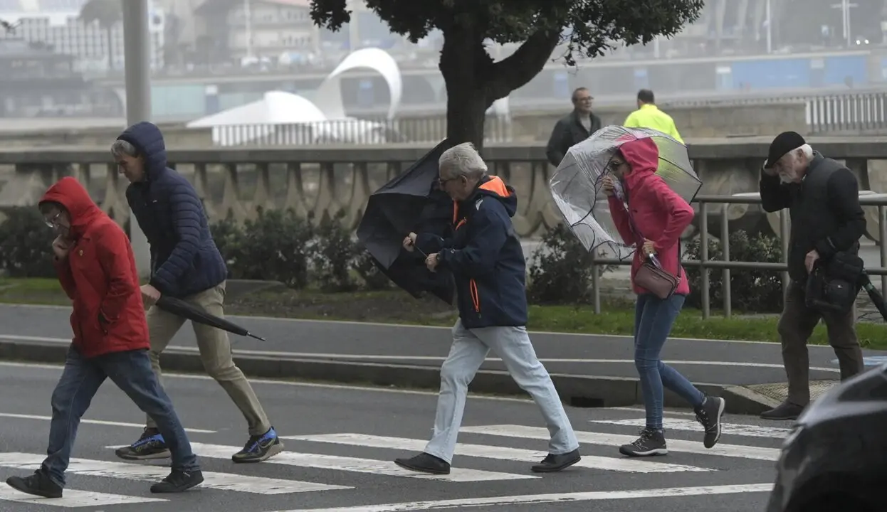  Archivo - Varias personas se protegen de la lluvia y el viento con paraguas, a 20 de octubre de 2023, en A Coru&ntilde;a, Galicia (Espa&ntilde;a).<br>- M. Dylan - Europa Press - Archivo 