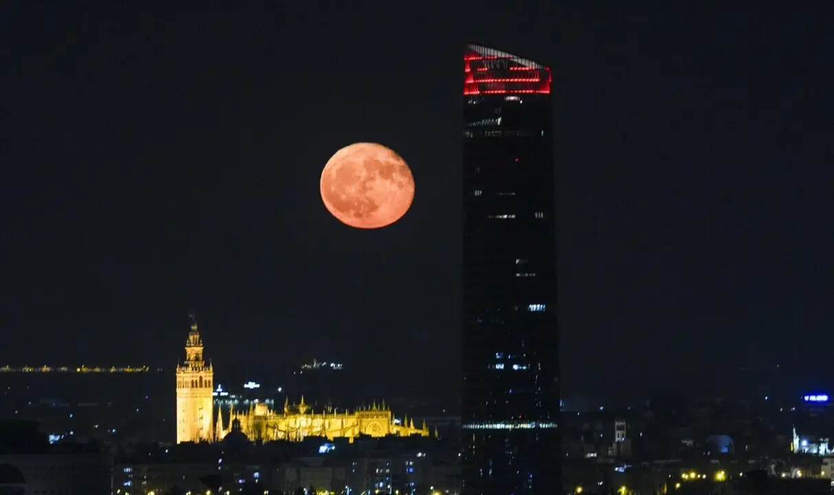  Archivo - La &ldquo;Superluna del Ciervo&rdquo;, a 22 de julio de 2024 en Sevilla (Andaluc&iacute;a, Espa&ntilde;a) La &ldquo;Superluna del Ciervo&rdquo; se ha podido ver hoy en Sevilla tras la Catedral y Torre Sevilla<br>- Joaquin Corchero - Europa Press - Archivo 