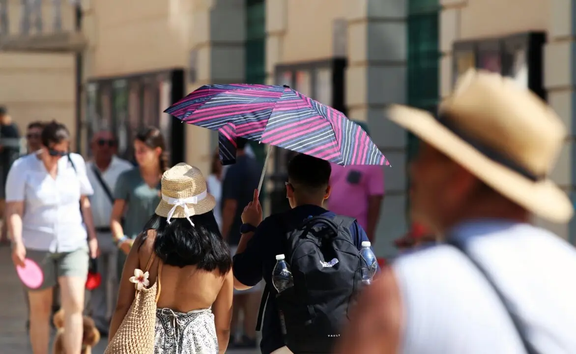  Viandantes soportan las altas temperaturas por las calles de M&aacute;laga<br>- &Aacute;lex Zea - Europa Press 