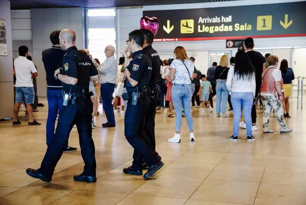  Archivo - Un grupo de agentes de Polic&iacute;a Nacional en el aeropuerto Adolfo Su&aacute;rez Madrid Barajas - Carlos Luj&aacute;n - Europa Press - Archivo 