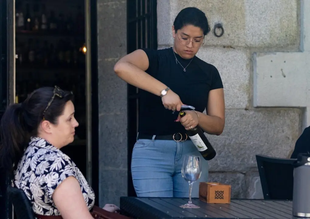  Archivo - Una camarera sirve una copa de vino, a 2 de julio de 2024, en Madrid (Espa&ntilde;a).<br>- Eduardo Parra - Europa Press - Archivo 