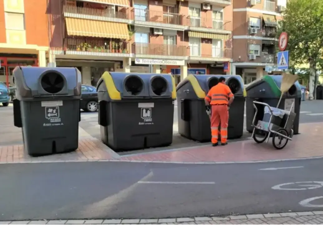  Archivo - Un trabajador de Sadeco junto a unos contenedores en una imagen de archivo.<br>- EUROPA PRESS - Archivo 