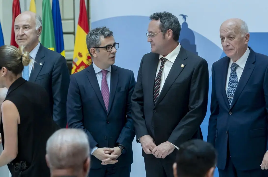  El Fiscal General del Estado, &Aacute;lvaro Garc&iacute;a Ortiz (2d) y el ministro de la Presidencia, Justicia y Relaciones con las Cortes, F&eacute;lix Bola&ntilde;os (2i), conversan durante la ceremonia de bienvenida a los participantes en la 32&ordf; Asamblea General Ordinaria de la A<br>- Alberto Ortega - Europa Press 