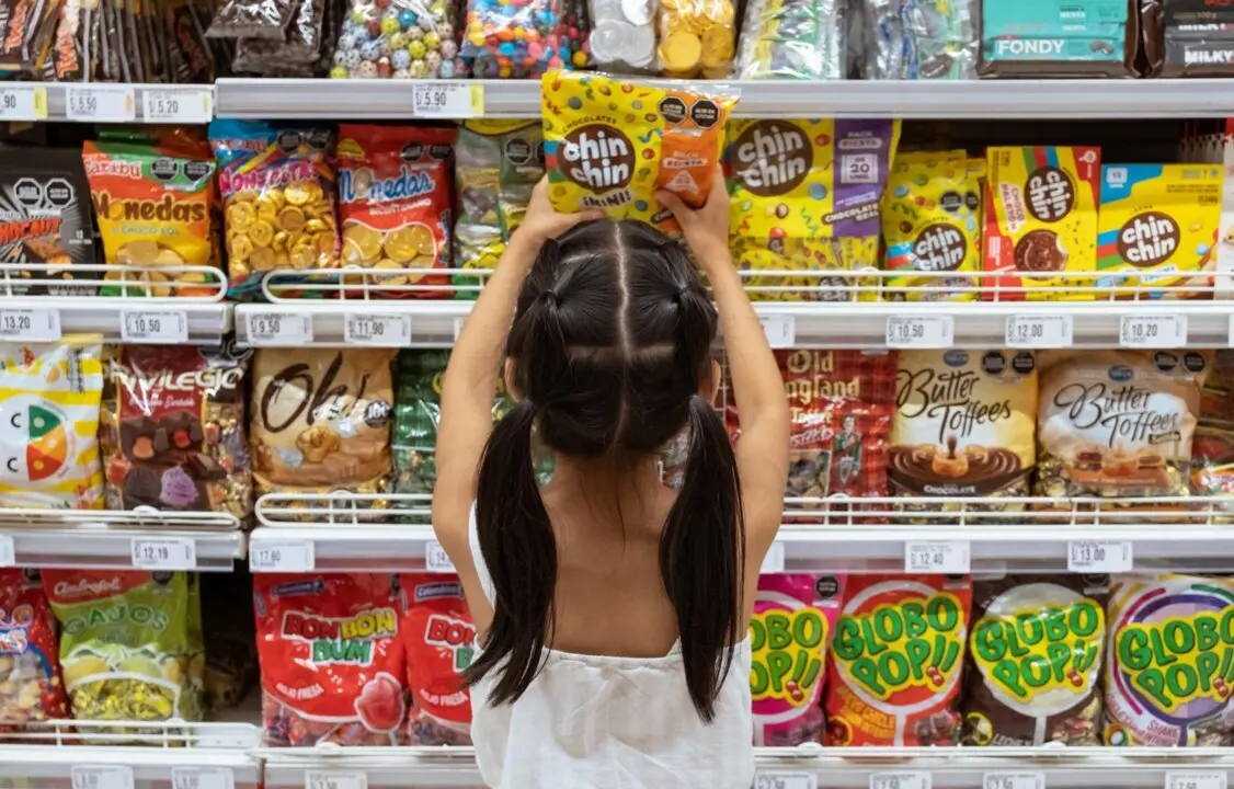  El 30 de marzo de 2023, en Lima, Per&uacute;, Micaella Delgado, de 8 a&ntilde;os, toma un paquete de dulces del estante de un supermercado. Escoge los dulces que est&aacute;n expuestos a su altura.<br>- FLORENCE GOUPIL - HIGHWAY CHILD 
