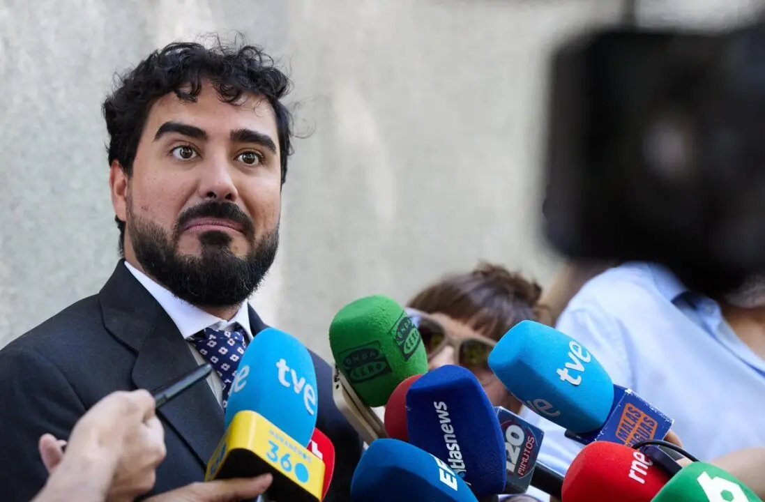  Archivo - El l&iacute;der de Se Acab&oacute; La Fiesta (SALF) y eurodiputado, Luis 'Alvise' P&eacute;rez, al salir de declarar en el Tribunal Supremo, a 11 de julio de 2025, en Madrid (Espa&ntilde;a).<br>- Jes&uacute;s Hell&iacute;n - Europa Press - Archivo 