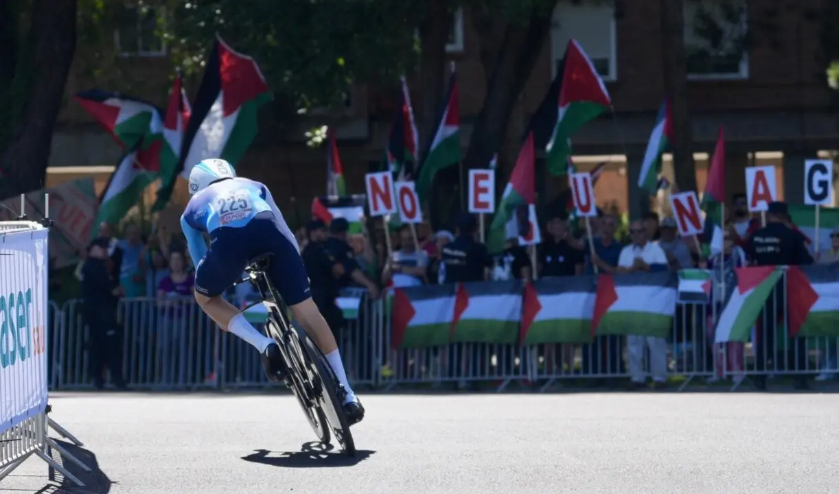  El israel&iacute; Nadav Raisberg, en un momento de su participaci&oacute;n en la contrarreloj de Valladolid con grupos pro Palestina condenando el genocidio en Palestina.<br>- Photogenic/Claudia Alba - Europa Press 