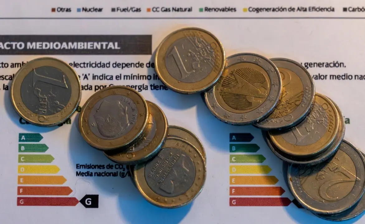  Archivo - Varias monedas sobre una factura<br>- Ricardo Rubio - Europa Press - Archivo 