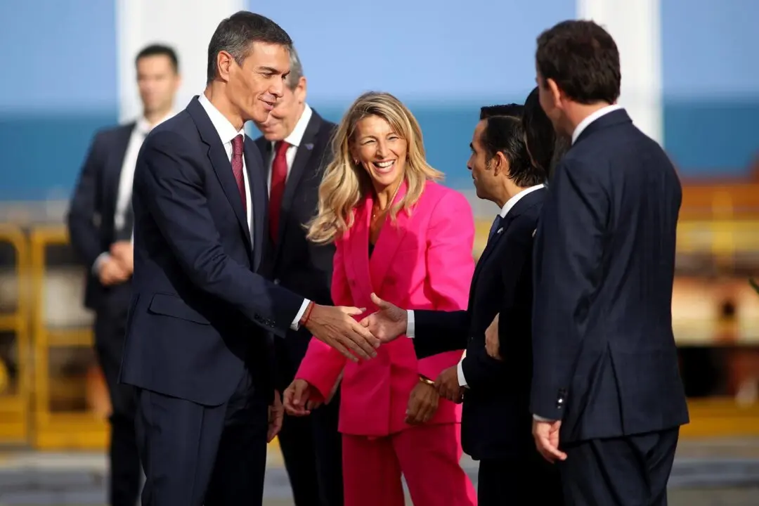  El presidente del Gobierno, Pedro S&aacute;nchez, saluda a su llegada a la ceremonia de la botadura de la fragata F-111, en el astillero de Navantia, a 11 de septiembre de 2025, en Ferrol, A Coru&ntilde;a, Galicia (Espa&ntilde;a). Durante el acto, Do&ntilde;a Sof&iacute;a amadrina la botad<br>- Ra&uacute;l Lomba - Europa Press 